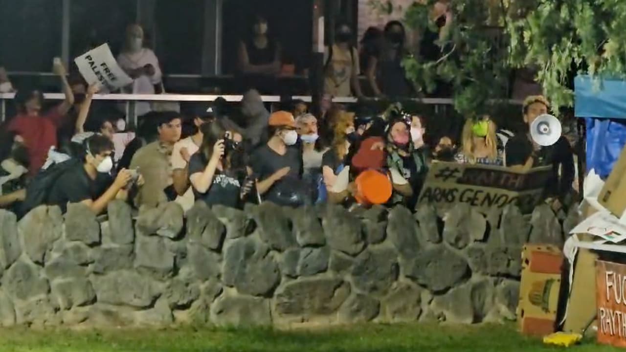 <b>No fueron los únicos detenidos</b>
<br>Las protestas en contra de la guerra de Israel-Palestina se extendieron a varias universidades en el estado, como lo fue la Northern Arizona University en Flagstaff, donde al menos 20 personas fueron detenidas por la policía.