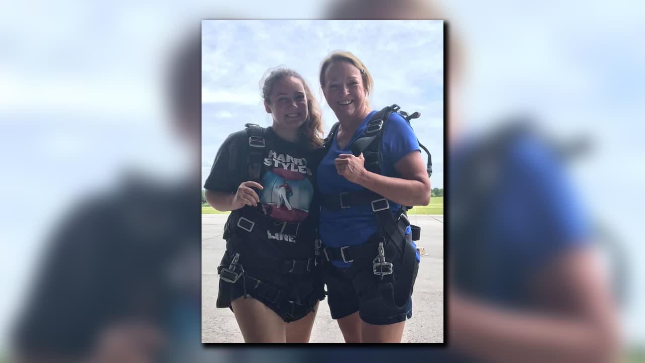 Jeanna Renee Triplicata junto a su abuela, antes de lanzarse en Paracaídas. Jeanna Renee Triplicata, de 18 años y el instructor, Nick Esposito, de 35 años, murieron luego de que sus paracaídas no desplegarán durante el primer un salto en pareja, ambos estaban unidos a una plataforma de paracaídas.