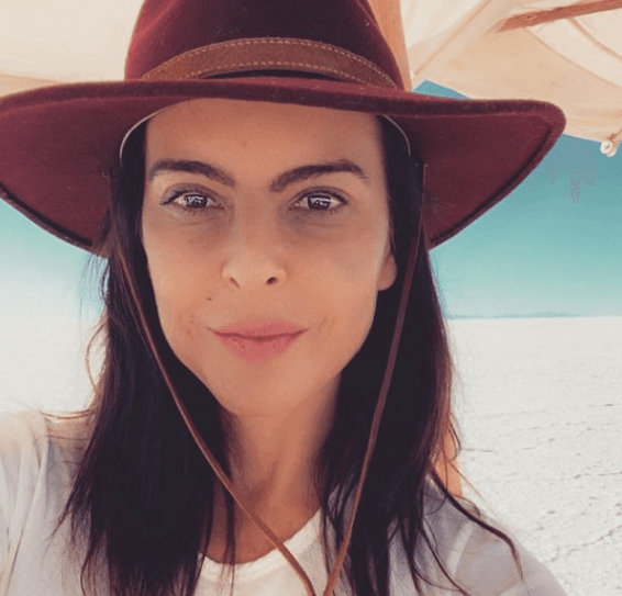 "Ella ahorita está trabajando en su personaje", dijo don Eric del Castillo sobre lo que tiene enfocada a su hija, "está muy concentrada con su papel de Ana Karenina".
<br>