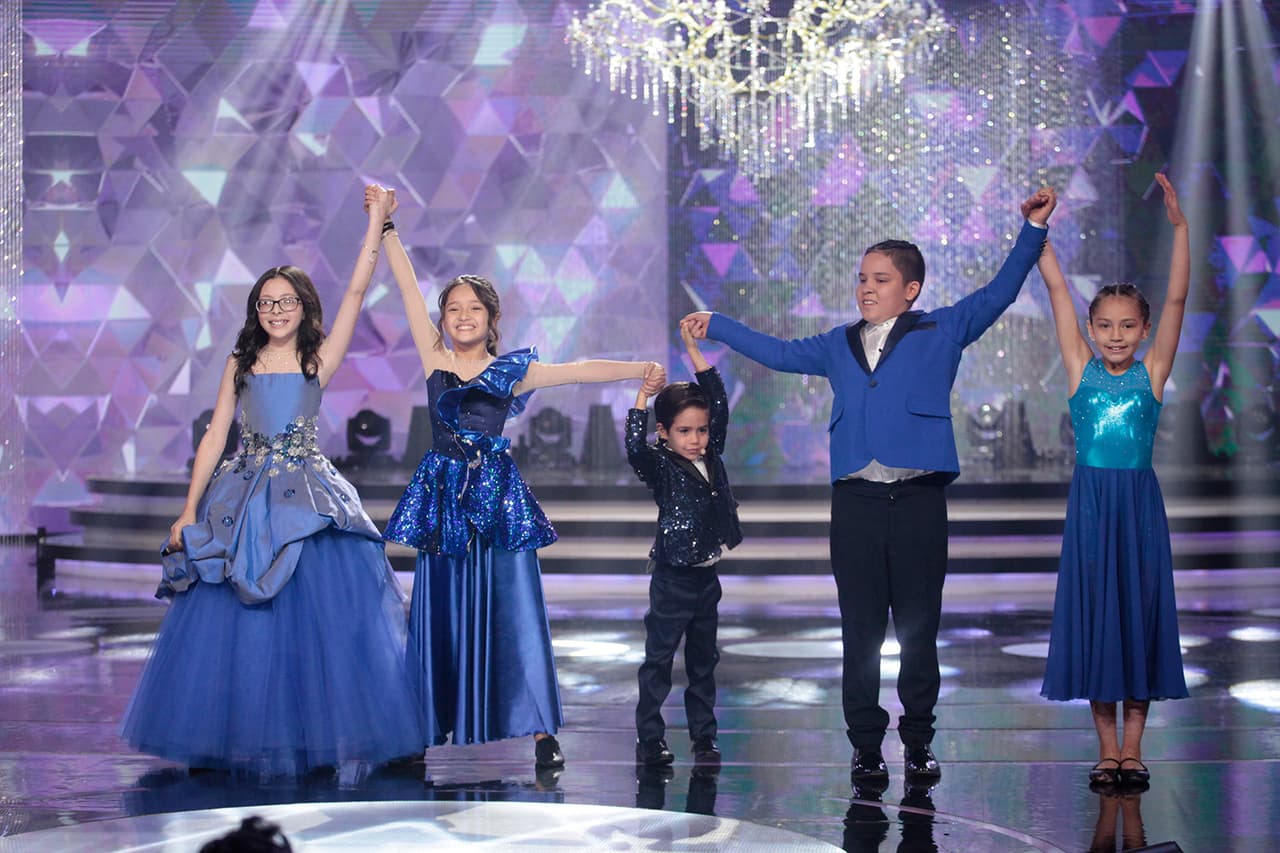 Al final, y como el gran equipo que formaron, los pequeños terminaron se tomaron de las manos y levantaron los brazos.