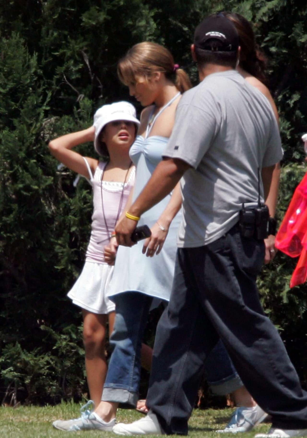 La joven de 28 años se ha mantenido fuera de los reflectores, sin embargo, en un par de ocasiones se dejó ver convivir con su padre y sus ex, como en esta ocasión que paseaba con JLo.