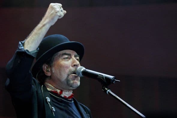 En 2018 el español 
<b>Joaquín Sabina</b> tuvo que cancelar los últimos cuatro conciertos de su gira 'Lo niego todo', luego de quedarse sin voz en medio de un concierto en Madrid. Tras practicarse los estudios médicos necesarios, le diagnosticaron “una 
<b>disfonía aguda </b>consecuencia de un proceso vírico”.
