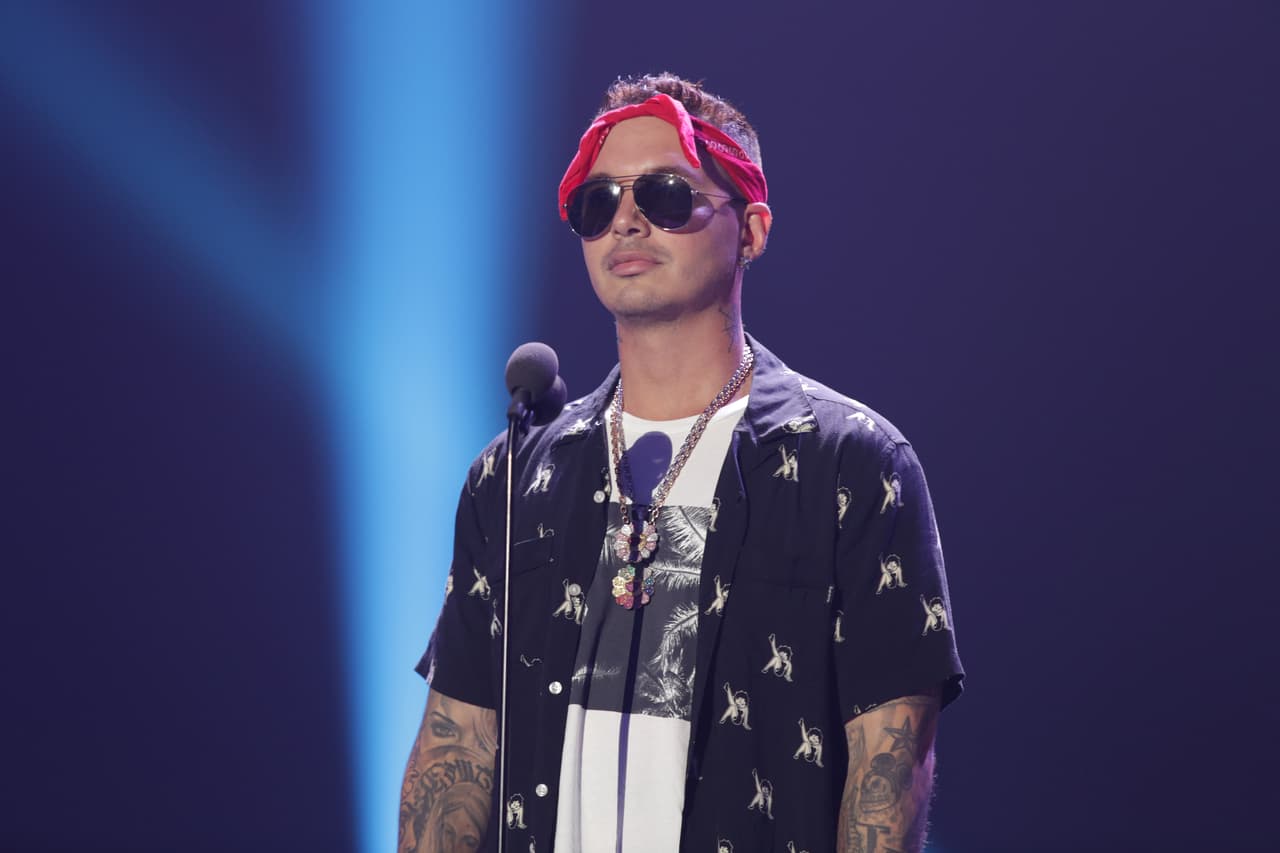 El estilo de J Balvin le ha valido una nominación como fashionista en esta edición de Premios Juventud. Durante los ensayos el artista urbano trajo una cadena de diamantes confeccionada a medida para él. "Solo soy un niño grande con buenos juguetes", ha escrito Balvin sobre estos accesorios.