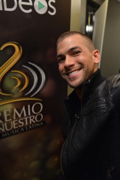 El guapo conductor tiene una sonrisa que derrite.