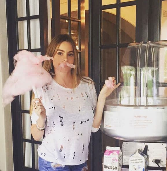 Comiendo algodón de azúcar.