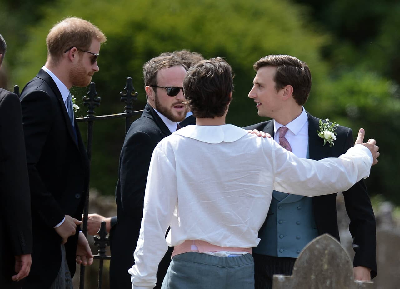 De hecho, la familia Van Straubenzee ha sido muy unida a los hijos de Lady Diana. 
<b>Charlie</b> (derecha), hermano de Thomas, es uno de los mejores amigos del 
<b><a href="https://www.univision.com/temas/principe-harry" target="_blank">príncipe Harry</a></b>.