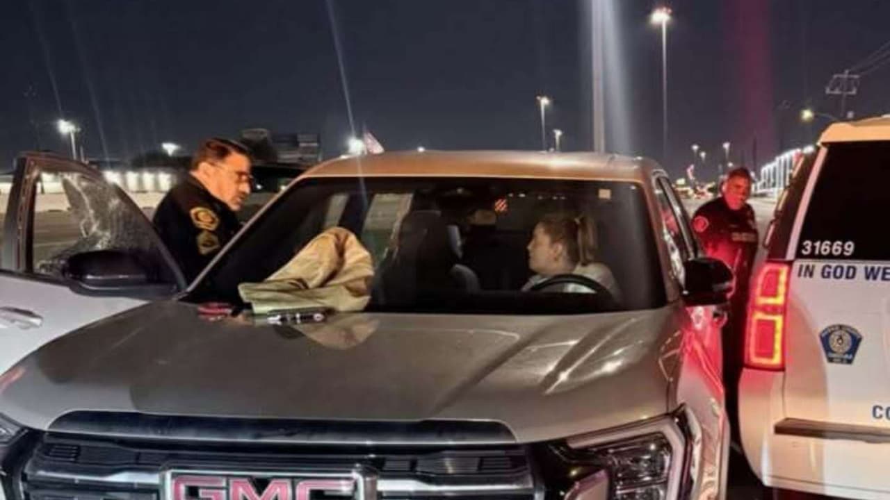 Agente del Precinto 2 resulta herido tras ser embestido por conductora que manejaba en sentido contrario