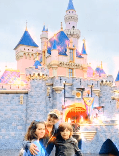 Thalia con sus hijos en Disneyland.