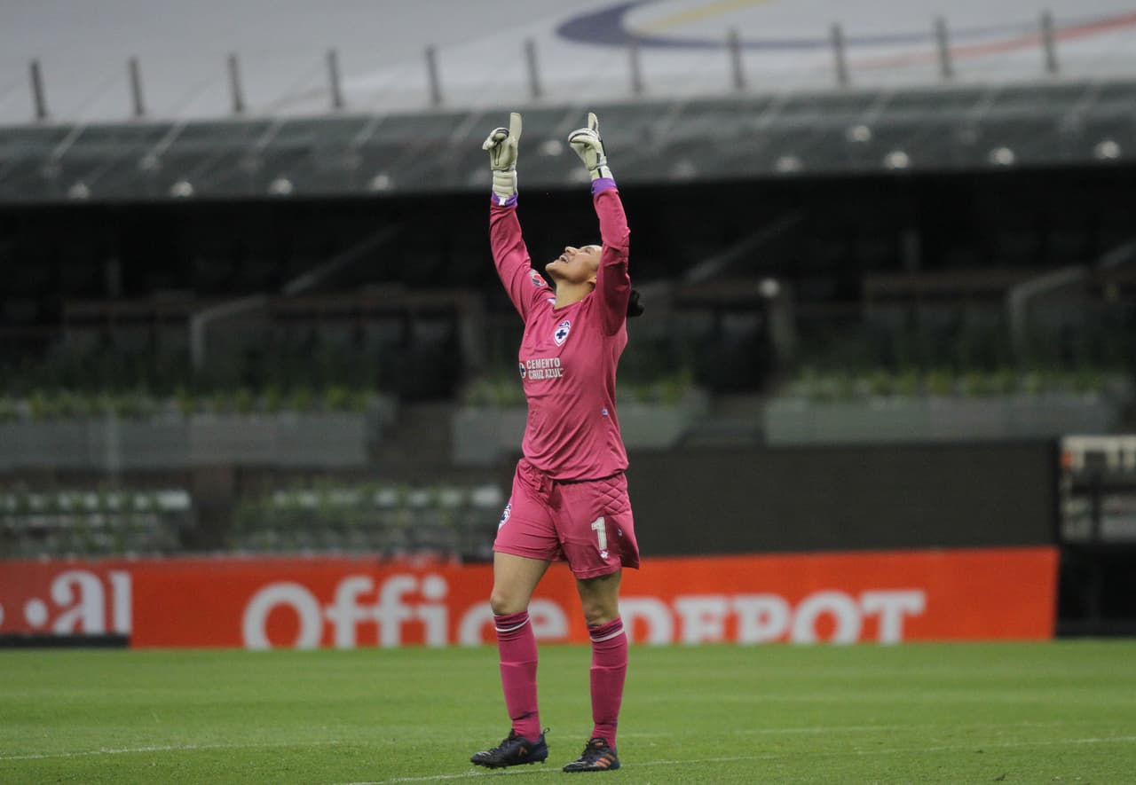 Mariana Zárraga, arquera del Cruz Azul, celebra la única anotación de su equipo, tanto que cayó en el minuto 31 de la primera parte.