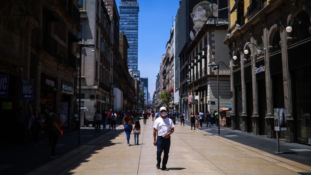 Impondrán multa de más de 90 dólares por fumar en la icónica calle Madero de la Ciudad de México