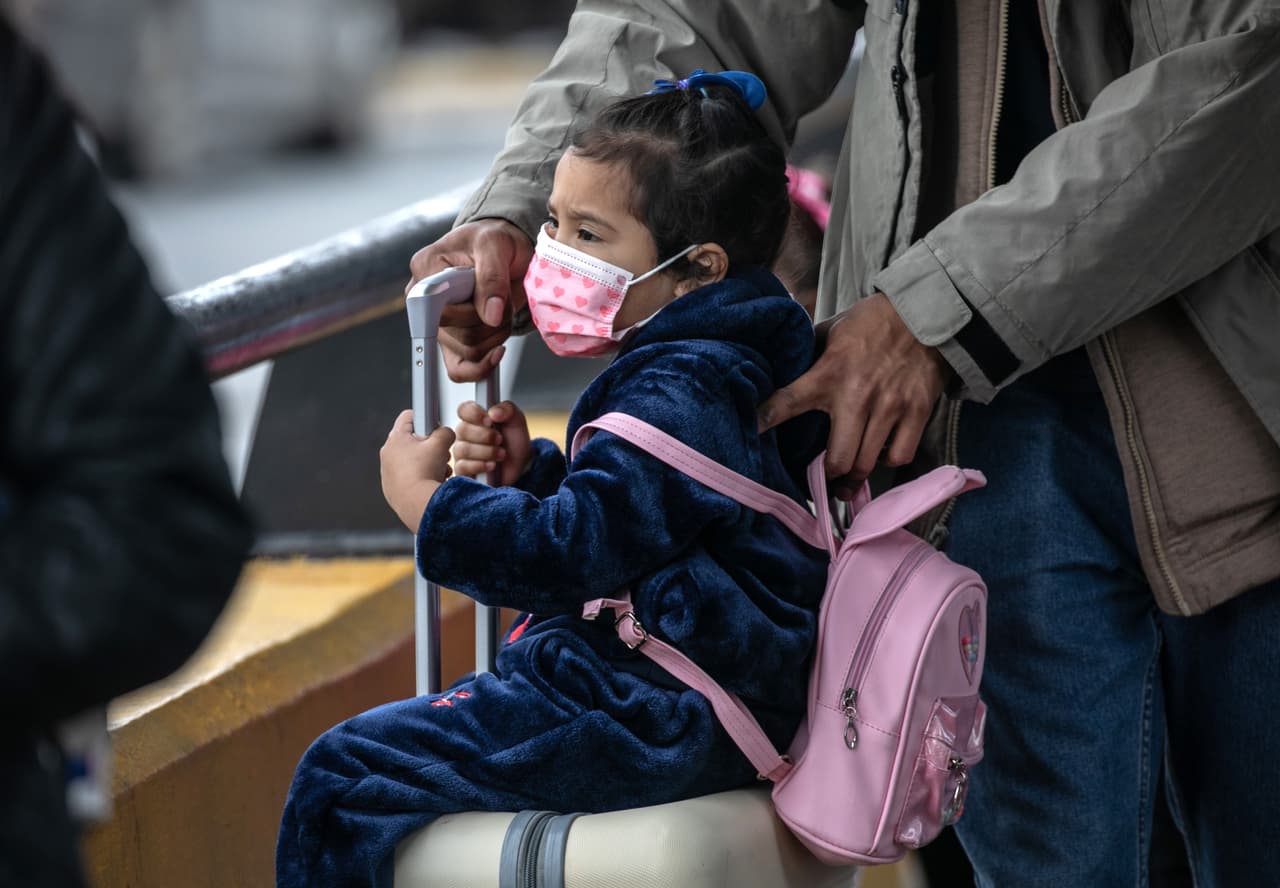 El Alto Comisionado de las Naciones Unidos para los Refugiados (ACNUR) pidió este lunes paciencia a los migrantes del campamento de Matamoros, en la frontera con Estados Unidos, ante las fallas del sistema electrónico para reanudar las solicitudes de asilo. “Sí ha habido un sobrecargo el viernes porque todo el mundo ha querido inscribirse y también porque pensaba que si no se inscribía el viernes perdía algo", declaró a EFE el representante adjunto de ACNUR en México, Giovanni Lepri.