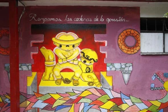 Figuras precolombinas llevan en su pecho la imagen del Che Guevara.