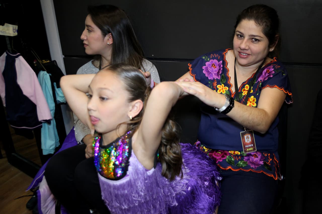 Antes de salir al escenario se dan tiempo para ayudarlos a ensayar.