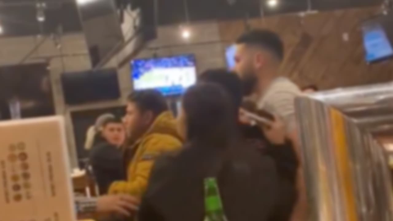 Los asistentes grabaron el altercado y lo compartieron en las redes sociales.