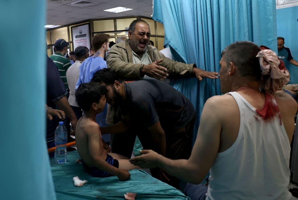 Palestinos heridos yacen en un hospital en el norte de la Franja de Gaza en medio de un estallido de violencia israelí-palestina que tuvo lugar este 10 de mayo de 2021. Autoridades palestinas reportaron nueve personas muertas por ataques aéreos. Israel ha confirmado que estaba bombardeando objetivos de Hamas en Gaza en respuesta al lanzamiento anterior de cohetes dirigidos hacia Israel.