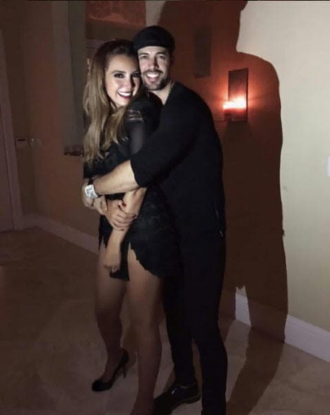 Aunque de vez en cuando usa tintes castaños, pero sin dejar los tonos claros.