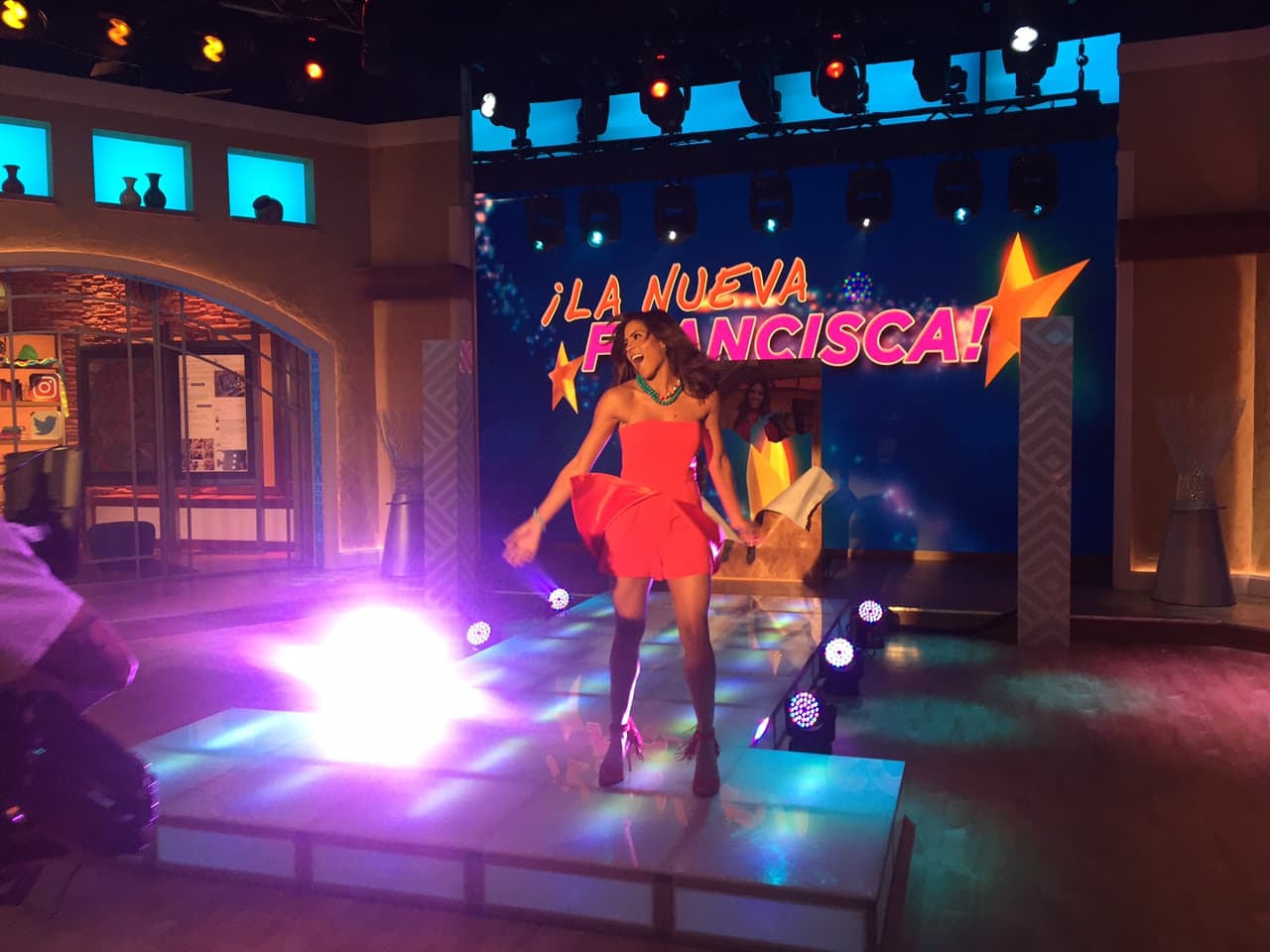 Un vestido en tono brillante y más corto, ideal para presumir sus torneadas piernas.