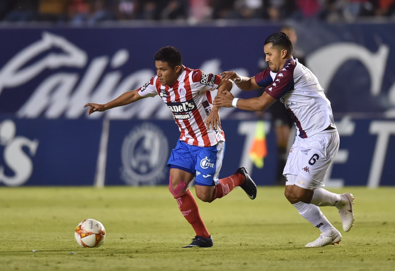 Y otro detalle empezaba a asomarse: el tiempo. Al Atlamnte precisamente se le estaban acabando los minutos, la paciencia y las ocasiones de gol no llegaban con claridad.