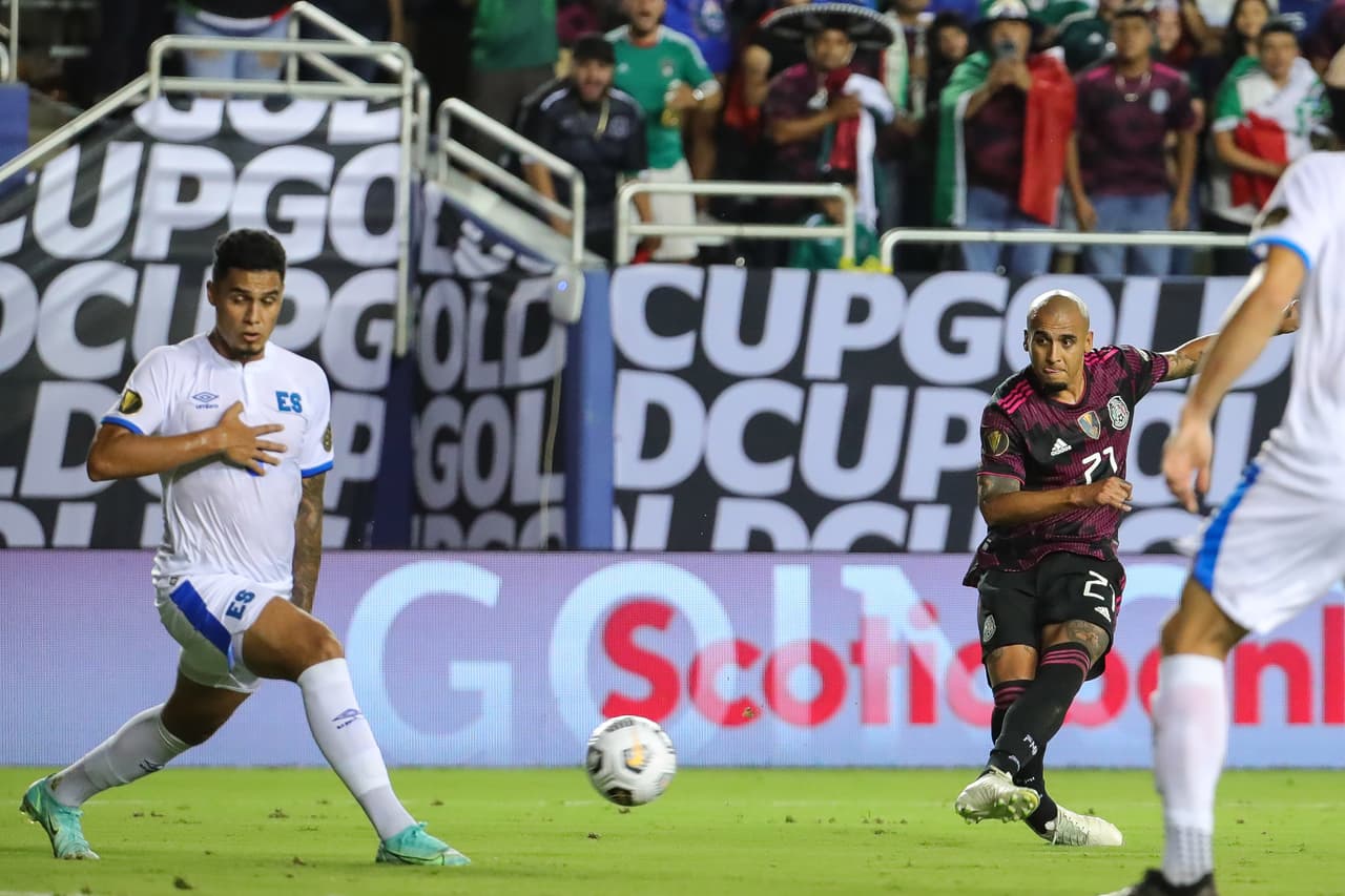 El lateral de Tigres se animó a sacar el disparo cuando encontró el espacio.