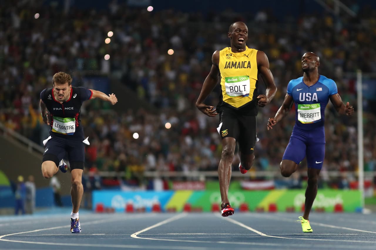 Usain Bolt (Estados Unidos) al finalizar los 200 metros y ganar su tercera medalla de oro en esta prueba en juegos olímpicos.