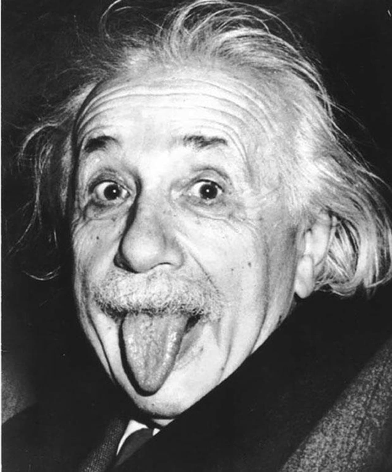 Además, la comparan con Albert Einstein, ¡por aquella icónica foto donde enseña la lengua!