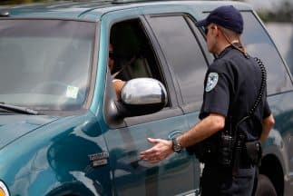 El oficial llegó a la caseta de inspección acompañado por una mujer como pasajera.