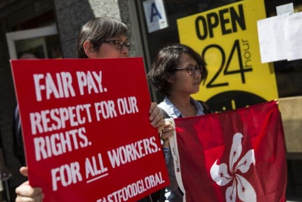 Tras 14 años de trabajo, cobra $8 la hora. El año pasado, se unió a las manifestaciones para tratar de mejorar la paga.
