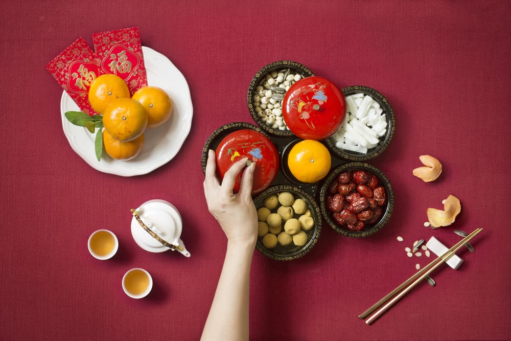 Ellos tienen varios platillos típicos que no pueden faltar durante su cena de Año Nuevo. Por ejemplo, se aseguran de que no falten vegetales largos, como el brócoli chino o los espárragos, porque esos simbolizan que tendrán una "buena cosecha". Eso viene de una tradición ancestral en el campo, cuando la gente quería literal tener buena siembra.