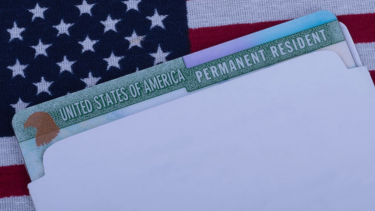 ¿Qué es el ajuste de estatus y cómo cambia su interpretación bajo el memorándum de USCIS?: Abogado responde