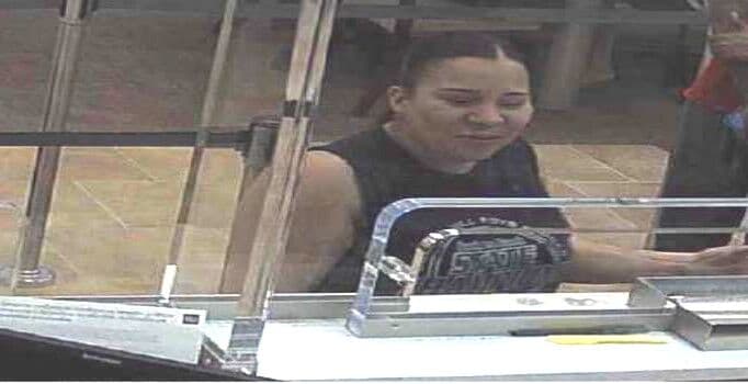 La policía busca a una mujer que presuntamente depósito y luego retiró más de 4,000 dólares de un banco sin el consentimiento de la dueña de la cuenta.