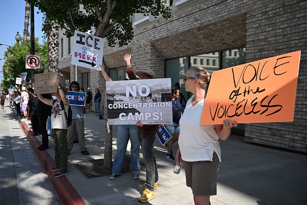 La manifestación contó con la participación de personas que no son inmigrantes, pero condenan la forma en que se están realizando los operativos de ICE. Como lee el cartel naranja, hubo quien pidió que ICE salga de Los Ángeles, en nombre de las personas quen han sido silenciadas.