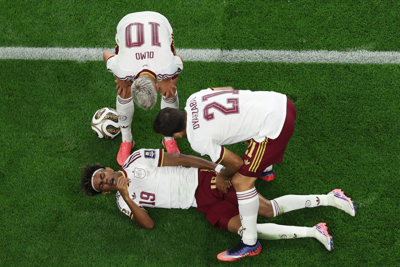 Los españoles Mikel Oyarzabal (21) y Dani Olmo (10) comprueban el estado de Lamine Yamal (19) tras una falta que derivó en un penal a favor de España, durante la semifinal de la Copa del Mundo de fútbol entre Francia y España en Arlington, Texas, cerca de Dallas, el martes 14 de julio de 2026.