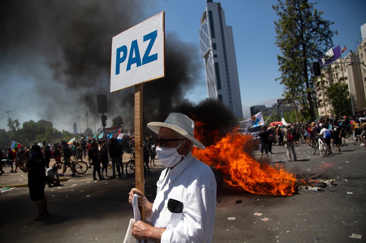 Un adulto mayor con una pancarta que lee "paz". El gobierno del presidente Sebastián Piñera, fuertemente cuestionado desde que empezó esta crisis, la más importante en 30 años de democracia, llamó a realizar la manifestación de forma pacífica y respetando las medidas sanitarias por la pandemia, que en Chile deja 491,760 casos y 13,635 fallecidos confirmados.