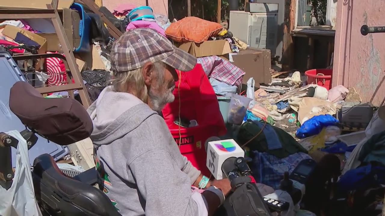 “Yo ya me voy a morir”: Pareja de ancianos se resigna a vivir en la calle tras ser desalojada en California