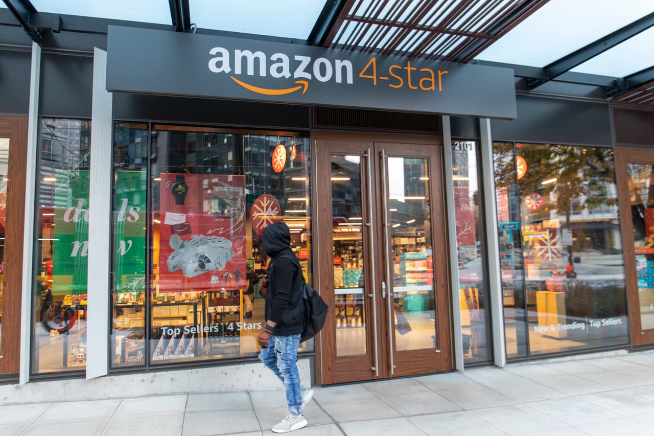 <b>Amazon.</b>
<br>
<br>El distribuidor en línea de casi cualquier cosa está contratando personal para sus almacenes, pagando entre 17.25 y 20.75 dólares por hora. 
<br>
<br>Aunque estos trabajos son en su mayoría presenciales, traen beneficios como el 401 k y tiempo libre remunerado.
<br>