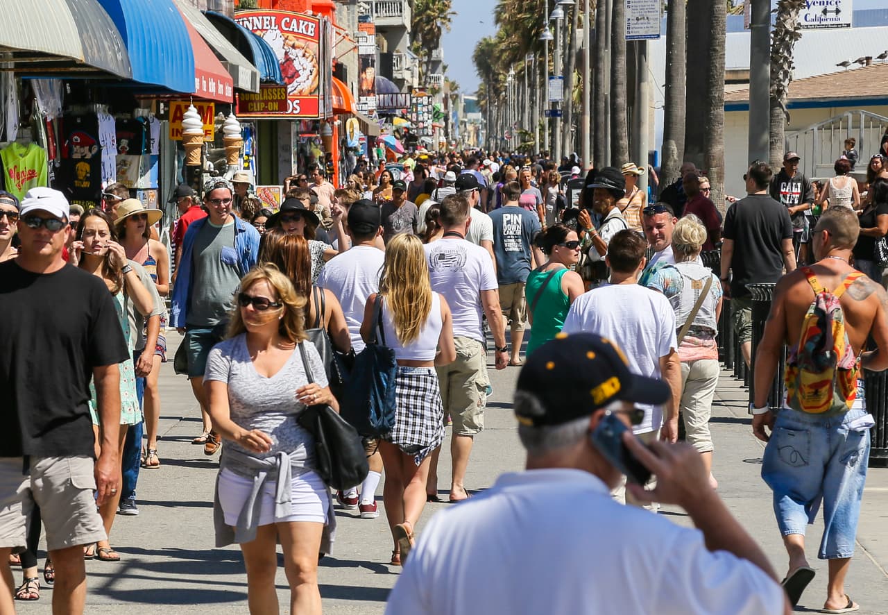 <b>El condado más grande: Los Ángeles</b>
<br>
<br>Con más de 10 millones de habitantes, el condado de Los Ángeles sigue siendo el más poblado del país.
<br>
<br>
<a href="https://www.census.gov/newsroom/press-releases/2021/population-changes-nations-diversity/population-changes-nations-diversity-spanish.html"><u>Según los hallazgos del censo 2020</u></a>, la población de las áreas metropolitanas aumentó 9% de 2010 a 2020.
<br>
<br>La fotografía fue tomada en Venice Beach, Los Ángeles, en 2017.
