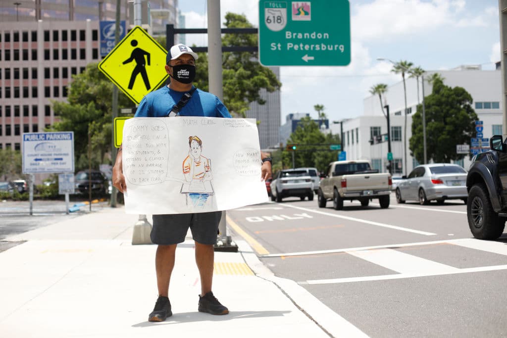 El profesor Juan Duarte se unió a la protesta contra la reapertura de escuelas.