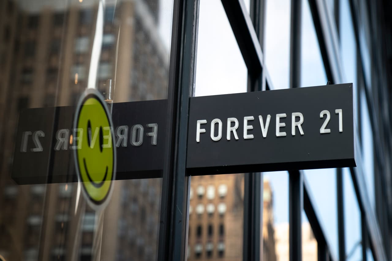 El martes pasado las tiendas Forever 21 anunciaron una lista potencial de al menos 180 tiendas en todo Estados Unidos, que podrían cerrar como consecuencia de la bancarrota a la que se acogió la empresa.
<br>