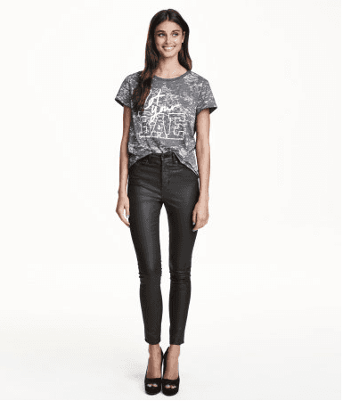 Drama Queen. Los coated jeans, como estos de H&M, tienen peligro: levantan la sensualidad a mil. Son perfectos para una fiesta en un rooftop o una first date. Como serán tu punto focal no añadas demasiado brillo en el resto de tu atuendo, a menos de que le quieras imprimir un toque rockstar, entonces sí, póntelos con una chaqueta negra de cuero. ¡Breaking bad look!