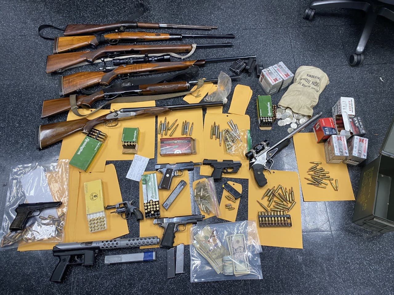 Además de los arrestos, los investigadores también incautaron 47 armas de fuego y cantidades variables de metanfetamina, fentanilo, cocaína, heroína y marihuana, junto con $140,000 en efectivo.