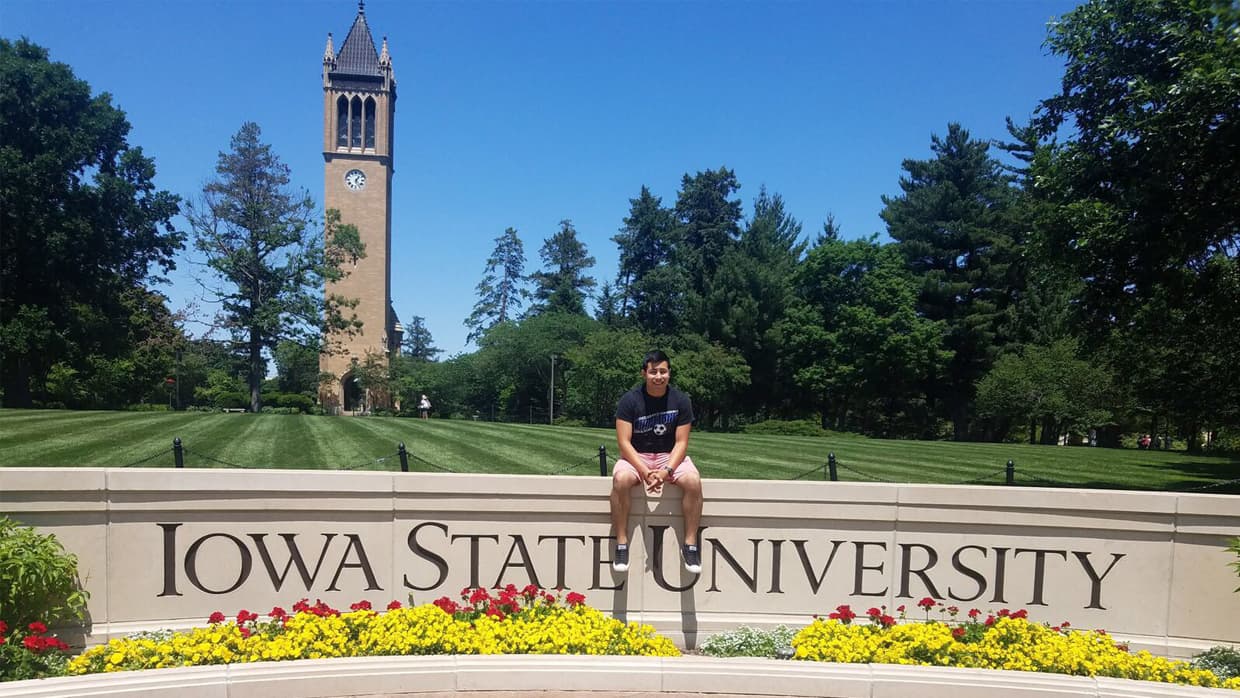 His sister Mayra regrets the fact that her parents could not see her graduation in person.