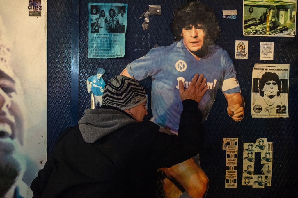 Así viven la muerte de Diego Armando Maradona en San Paolo.