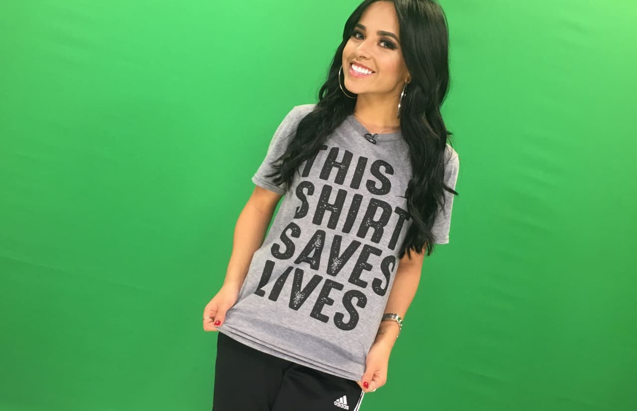 Becky G es otra de las artistas que portan con orgullo la camiseta.