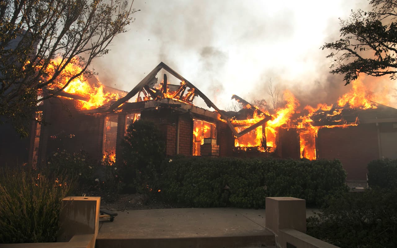 Llamas destruyen una casa en Napa Valley, California.