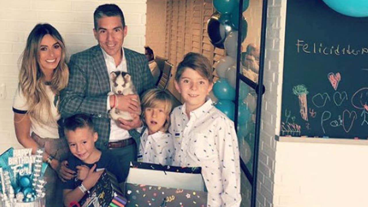 La primera en la lista es Galilea Montijo: el 6 de agosto de 2011 la conductora de Pequeños Gigantes llegó al altar con Fernando Reina, quien ya tenía dos hijos de su matrimonio anterior.