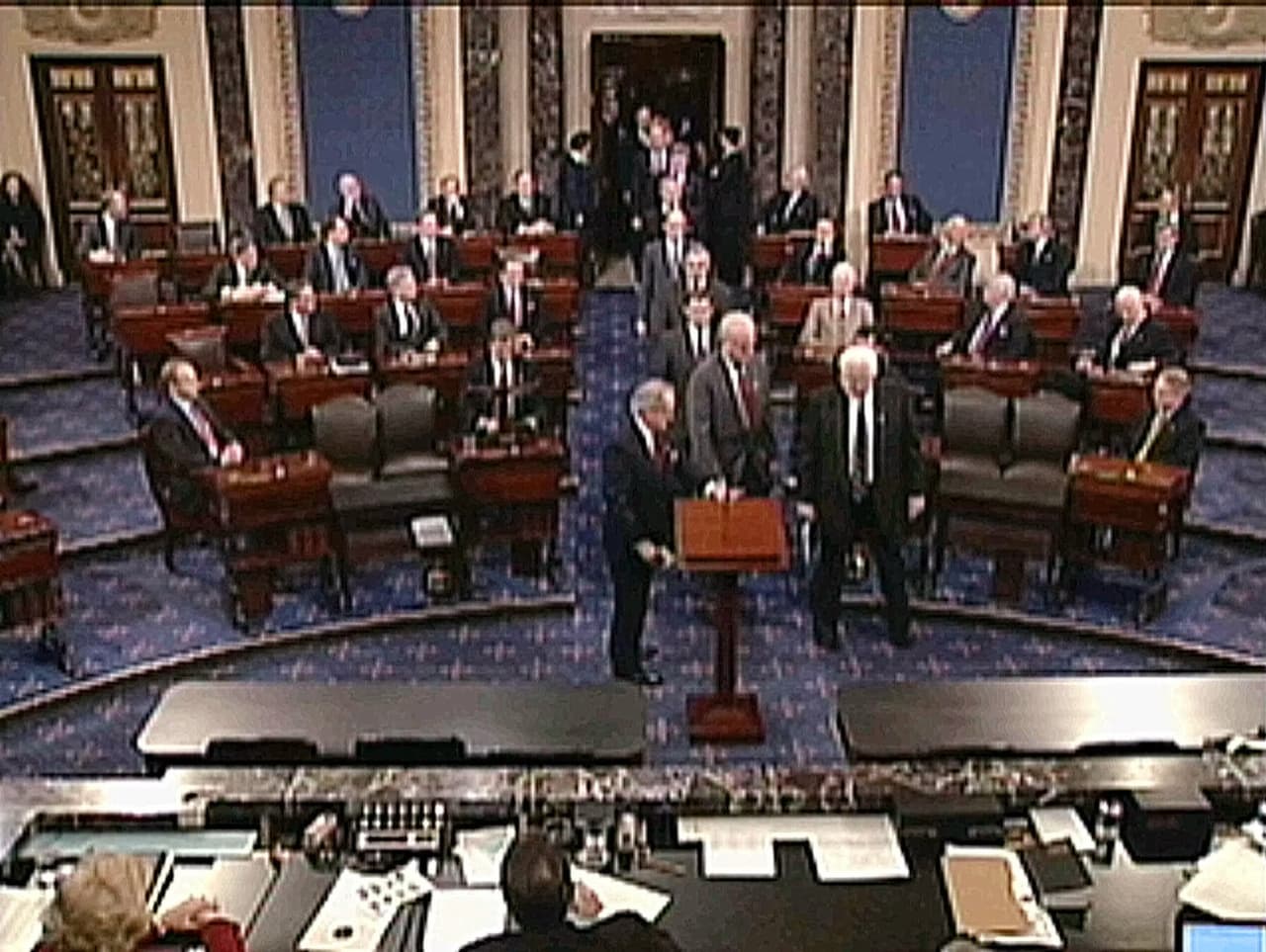 Los representantes seleccionados actuan como los fiscales de un juicio convencional, haciendo citaciones, recolectando evidencias y llamando a testigos, para finalmente tratar de convencer al jurado, que en este caso son los senadores. En esta foto, del 7 de enero de 1999, los representantes encargados de presentar los artículos contra Bill Clinton al Senado durante su juicio político, encabezados por el republicano Henry Hide, presidente del Comité Judicial.