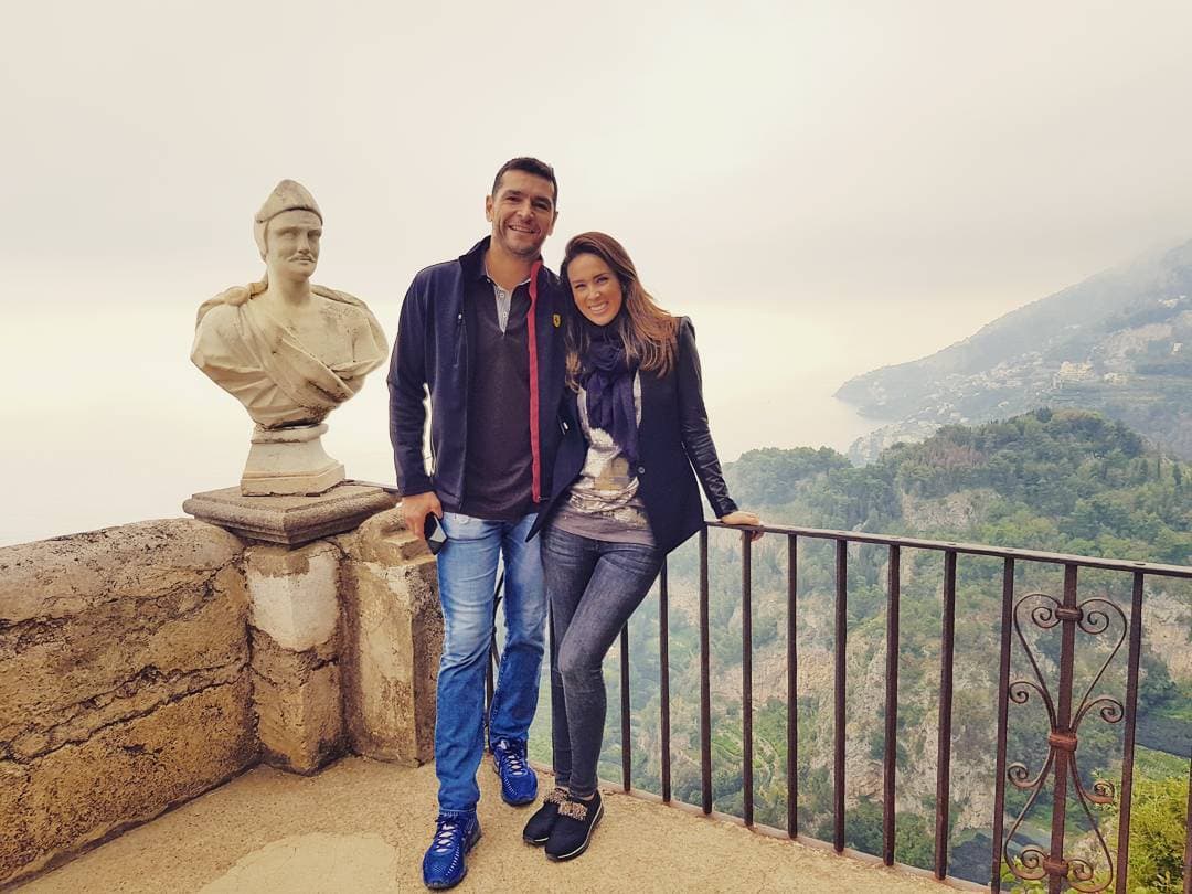 "Encontramos un paraíso en la Costa Amalfi... #Ravello #AmalfiCoast #Italia #VillaCimbrone", escribió 
<b><a href="http://www.univision.com/temas/jacqueline-bracamontes">Bracamontes</a></b> en esta imagen, misma en la que la pareja se ve muy sonriente por estar celebrando su amor.