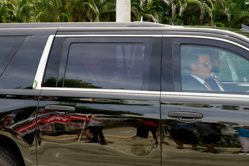 El expresidente llegó a su resort Trump National Doral y se contempla que este martes podría ingresar a la corte a través de un túnel para ser procesado, luego tendrá que declararse culpable o inocente.
