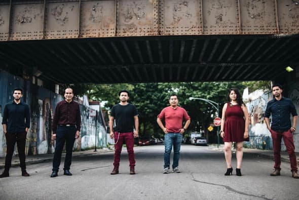 Quinto Imperio, un grupo de inmigrantes mexicanos de Chicago que da voz a los indocumentados