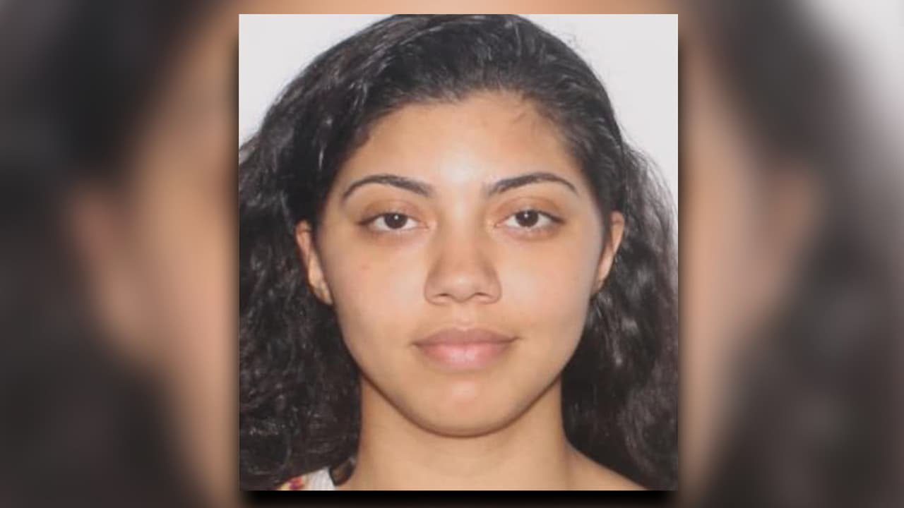 Shirley Reyes Azambuya, de 23 años, conocida como la “Sasha”, se entregó a las autoridades en el condado de Fulton tras ser acusada de robar más de 1 millón de dólares a un hombre en un hotel en Buckhead.